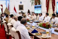 Presiden Prabowo Subianto menggelar rapat terbatas sekaligus makan siang bersama sejumlah jajaran Menteri Kabinet Merah Putih. (Facebook.com @Prabowo Subianto )

