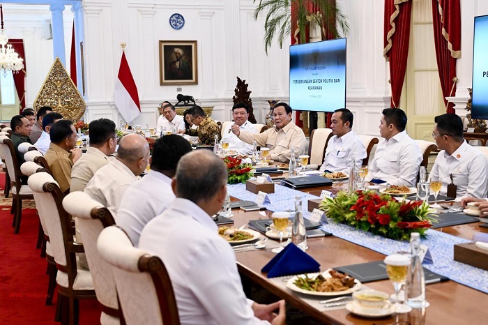 Presiden Prabowo Subianto menggelar rapat terbatas sekaligus makan siang bersama sejumlah jajaran Menteri Kabinet Merah Putih. (Dok. setneg.go.id)